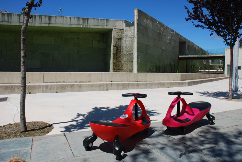 Didicar es un correpasillos grande pero muy ligero y robusto. No te costará nada llevarlo de un lado a otro y podrás divertirte y conducirlo en cualquier lugar tanto exterior como interior.